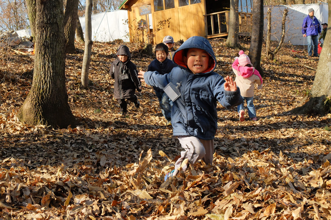 「ぽかぽか落ち葉遊びで」ツインリンクもてぎの森にて遊ぶ子どもたち