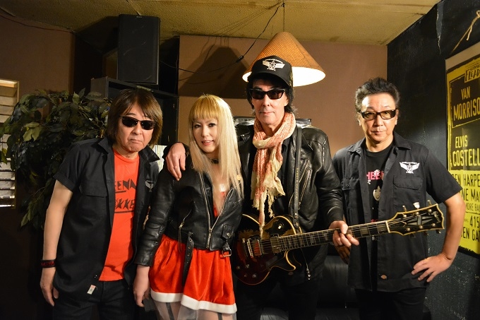 シーナ＆ロケッツのメンバー。左から奈良敏博(ベース)、LUCY MIRROR(ボーカル)、鮎川誠(ギター・ボーカル)、川嶋一秀(ドラム)。