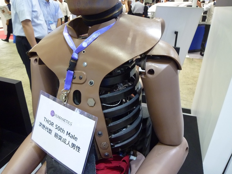 衝突実験用のダミー人形。人とくるまのテクノロジー展、株式会社ヒューマネティクス・イノベーティブ・ソリューションズ・ジャパンのブースにて。