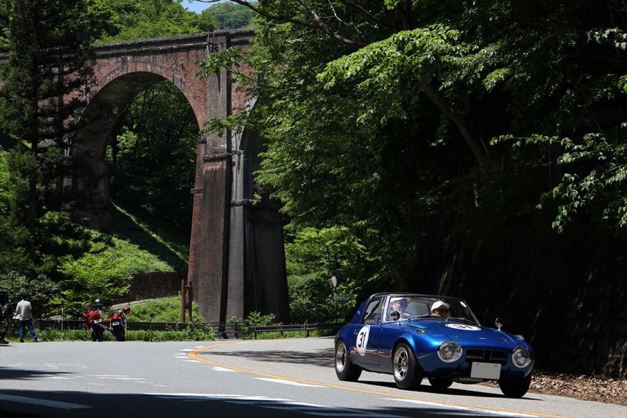 通称「めがね橋」碓氷第三橋梁を背景に走るトヨタスポーツ800(1965)