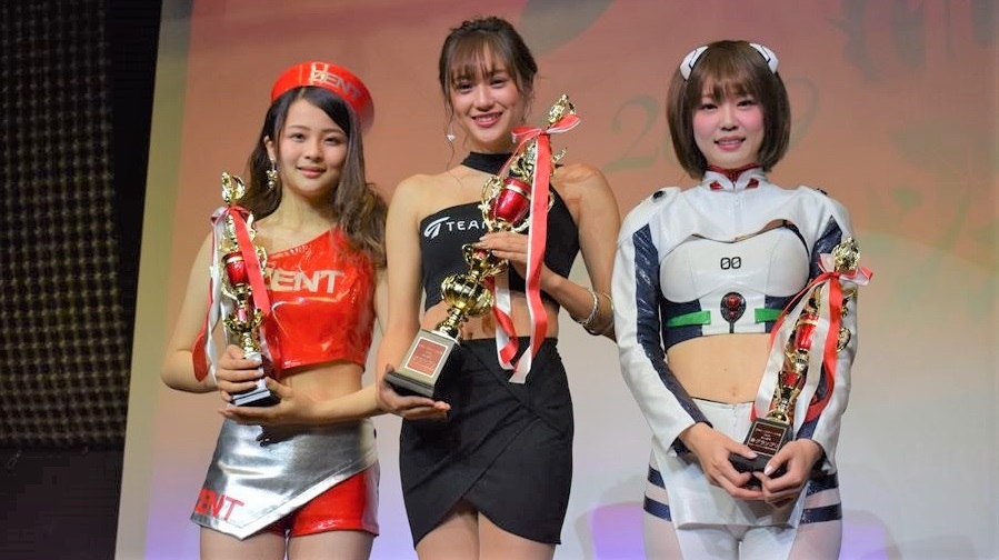 日本レースクイーン大賞2019『新人部門』の受賞者3人。(左から澤田実架、高橋菜生、橘香恋)
