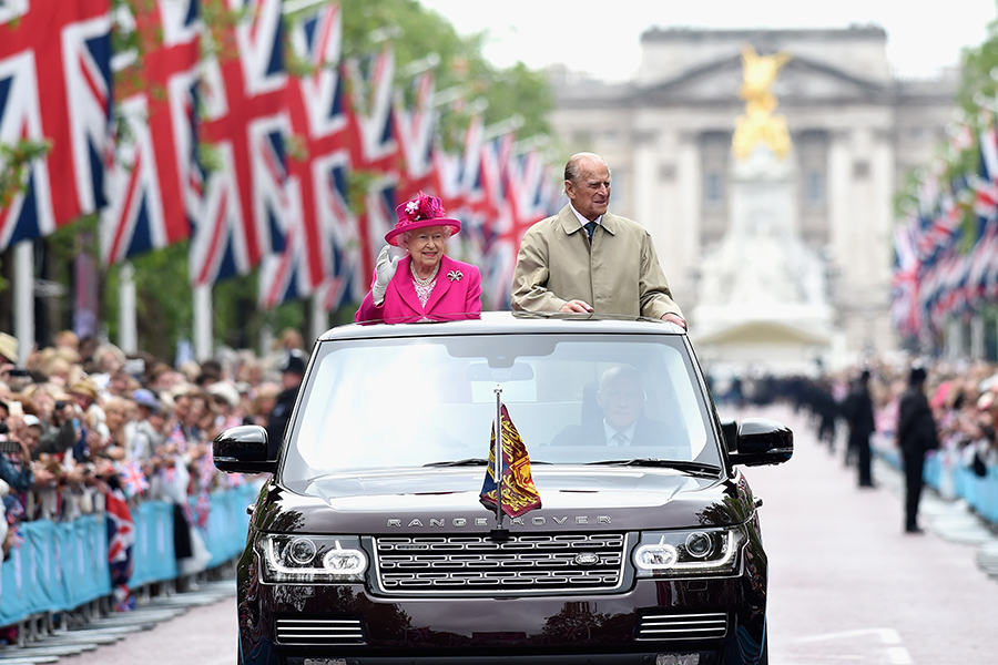 特注のレンジローバーに乗りパレードを行う、エリザベス女王とエディンバラ公（2016年）