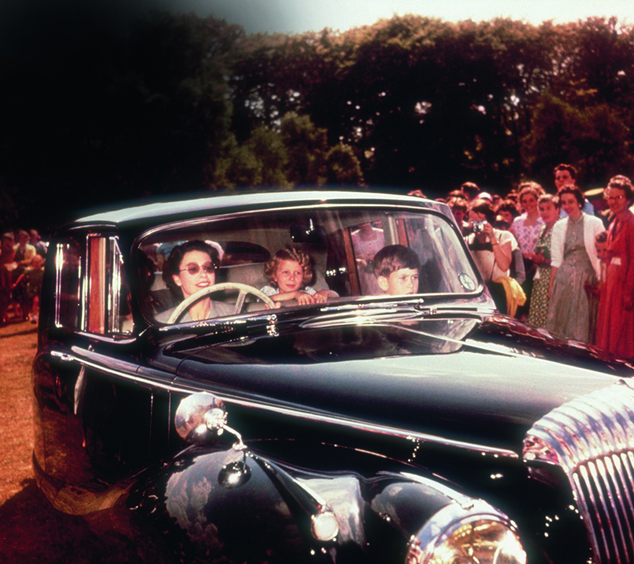 チャールズ皇太子とアン王女が乗せドライブするエリザベス女王。クルマはデイムラー・コンクエストだ（1957年）